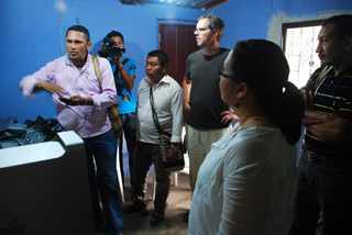 Matthias Kopp, DW Academy, consulting the Indigena-Station Kankuma TV, Atanquez, Colombia. Photo: Diana Jaramillo.